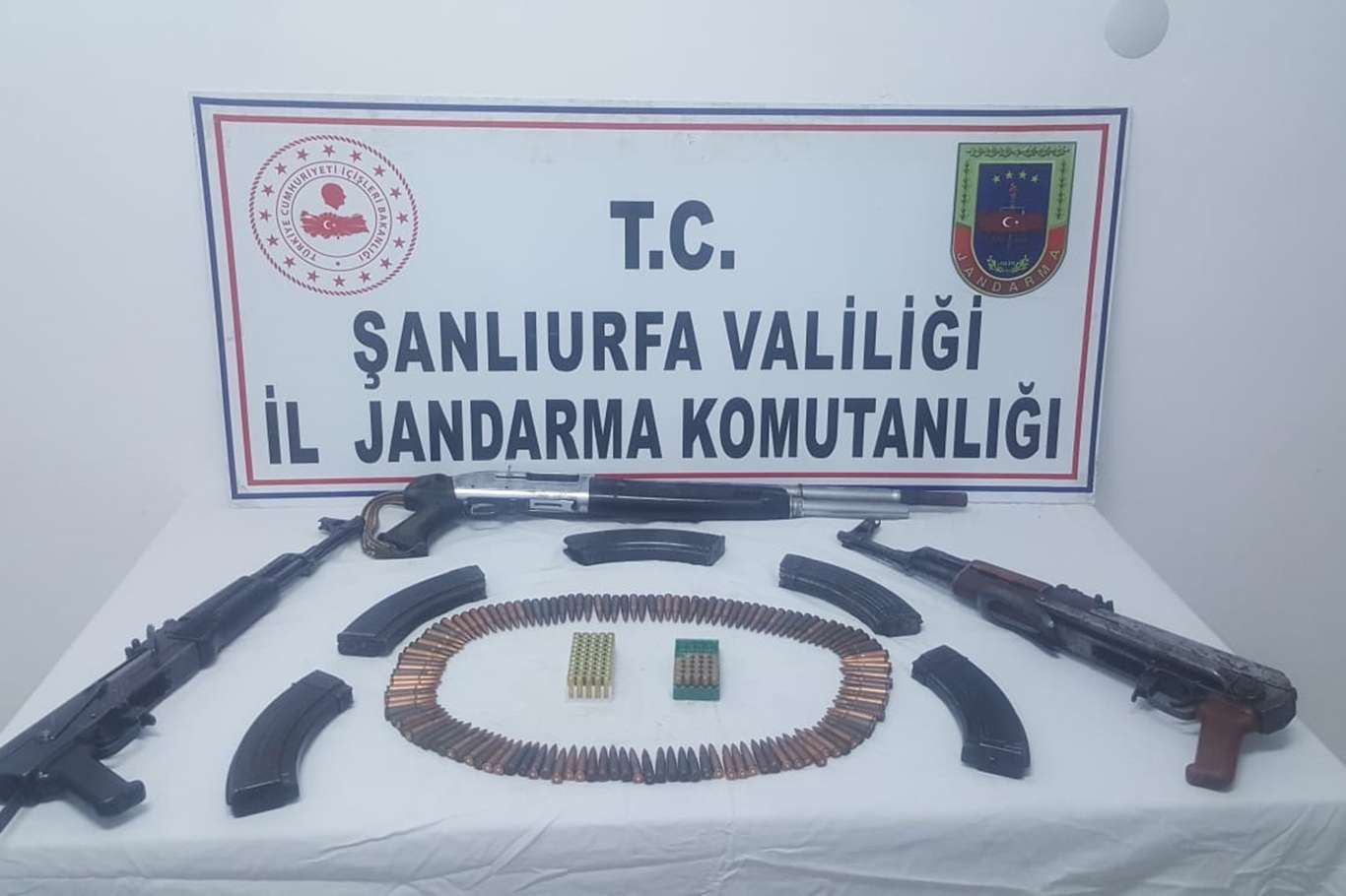 Şanlıurfa'da silah kaçakçılarına yönelik operasyonda uzun namlulu silah ele geçirildi Şanlıurfa'da silah kaçakçılarına yönelik operasyonda uzun namlulu silah ele geçirildi